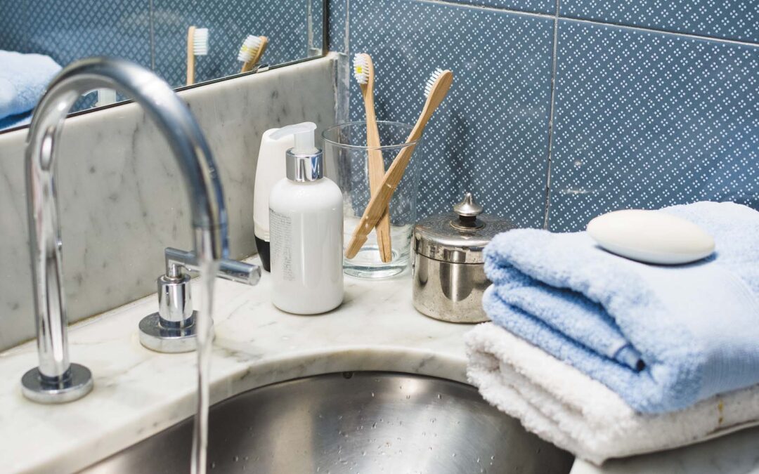 Soluzioni salvaspazio e stile per il bagno